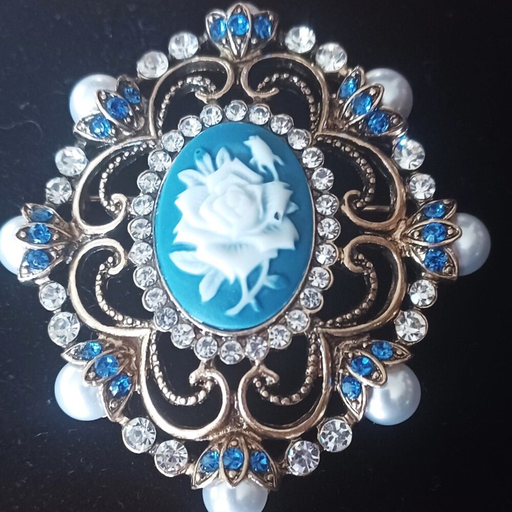 Lovely Vintage Rose Cameo Brooch